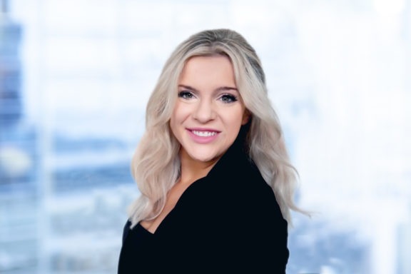 Claire Pluth headshot